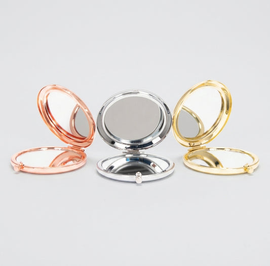 Espejos metálicos dobles (normal y aumento) puedes personalizarlos con tu logo. Acabados en plata, dorado y cobre. Calidad premium. ¡Cotiza aquí!"