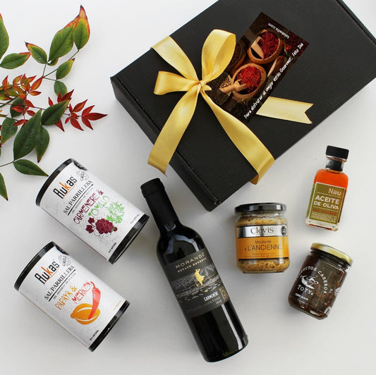 Un homenaje al encuentro: Set Gourmet con Vino Carmenère, sales especiadas y aceite de oliva. Presentación en caja kraft con tarjeta. Pedido mínimo 50 unidades.