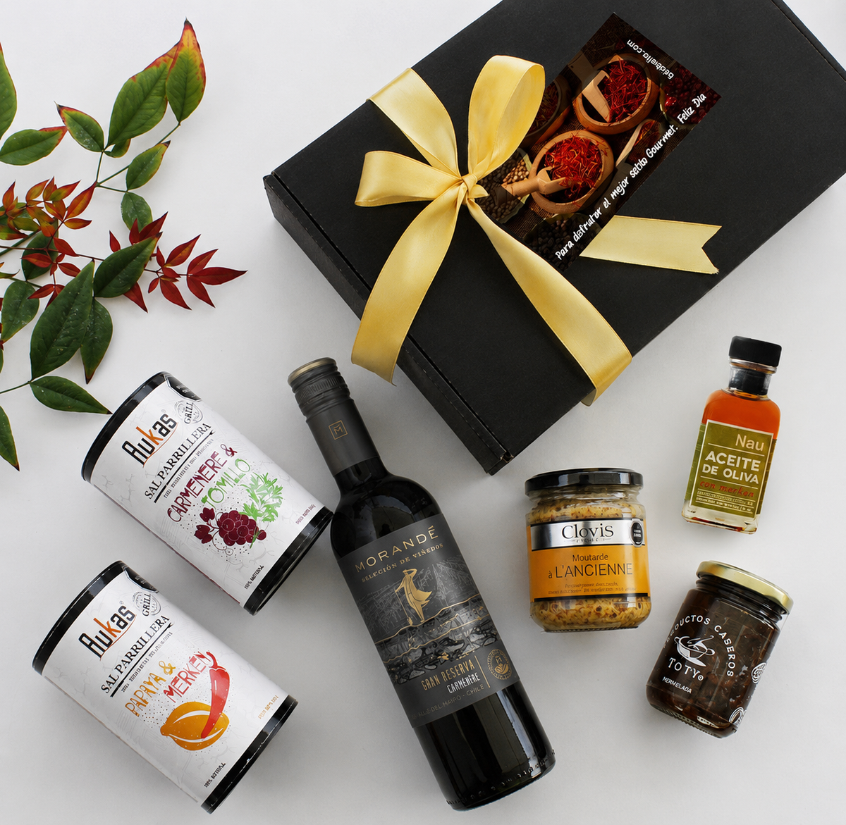 Un homenaje al encuentro: Set Gourmet con Vino Carmenère, sales especiadas y aceite de oliva. Presentación en caja kraft con tarjeta. Pedido mínimo 50 unidades.