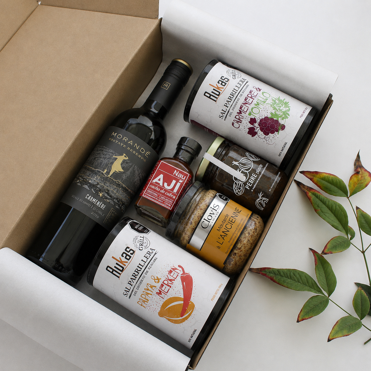 Un homenaje al encuentro: Set Gourmet con Vino Carmenère, sales especiadas y aceite de oliva. Presentación en caja kraft con tarjeta. Pedido mínimo 50 unidades.