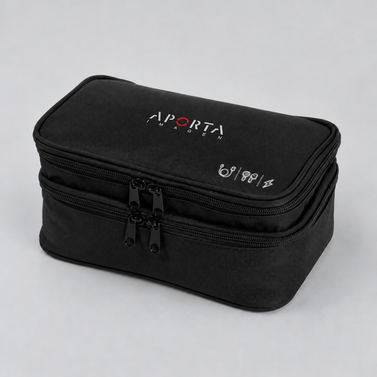 Organizador tecnológico Memphis de dos niveles, acolchado y con divisores ajustables. Personalizado con logo impreso. Pedido mínimo: 100 unidades.