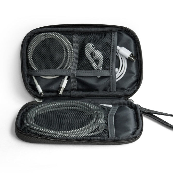 Organizador tecnológico con compartimentos internos acolchados para cables, auriculares, memorias y accesorios electrónicos. Personalizable con logo para merchandising corporativo.
