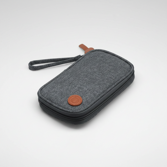 Organizador tecnológico con compartimentos internos acolchados para cables, auriculares, memorias y accesorios electrónicos. Personalizable con logo para merchandising corporativo.