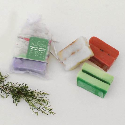 Regalo de bienestar natural. Pack de 2 jabones artesanales de 75g con emolientes naturales e hidratantes. Variedad de aromas disponibles en saquito de organza personalizado. Pedido mínimo 50 unidades. ¡Cotiza en Aporta Imagen!