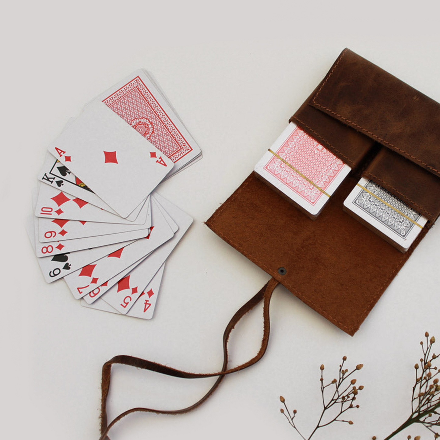 Juego de naipes presentado en un elegante estuche de cuero con amarra. Un regalo corporativo práctico y sofisticado para disfrutar momentos de entretención en cualquier lugar.