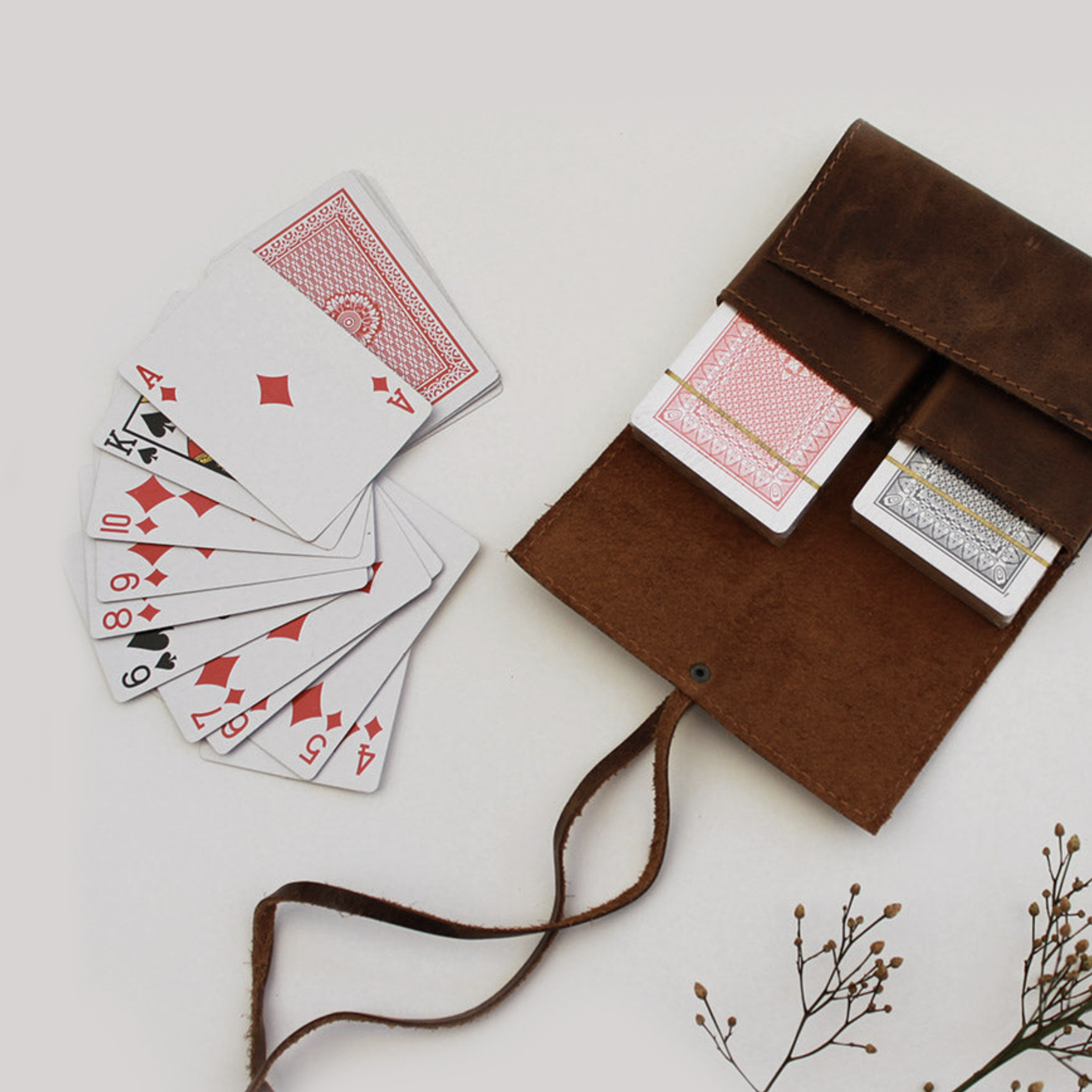Juego de naipes presentado en un elegante estuche de cuero con amarra. Un regalo corporativo práctico y sofisticado para disfrutar momentos de entretención en cualquier lugar.