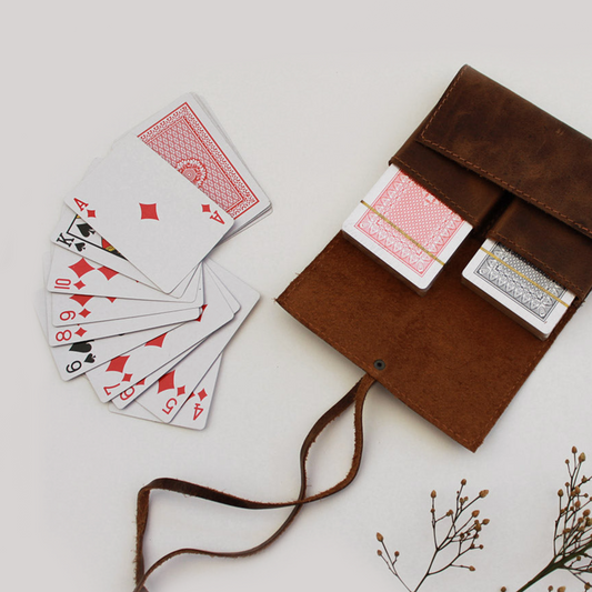 Juego de naipes presentado en un elegante estuche de cuero con amarra. Un regalo corporativo práctico y sofisticado para disfrutar momentos de entretención en cualquier lugar.