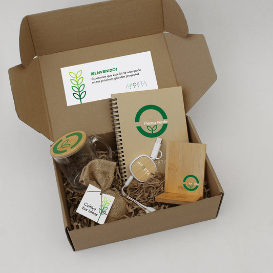 Sorprende con el Kit Bienvenida Sustentable, la expresión máxima de un regalo corporativo consciente y moderno. Un set diseñado con materiales nobles como el bambú, el vidrio y el cartón reciclado, ideal para quienes buscan funcionalidad tecnológica sin perder la conexión con lo natural.  Incluye taza de vidrio, soporte de bambú, cable retráctil 4 en 1 y cuaderno reciclado. ¡Regalos eco-friendly 
Personalízalo con tu logo y entrega un mensaje de compromiso ambiental y estilo.