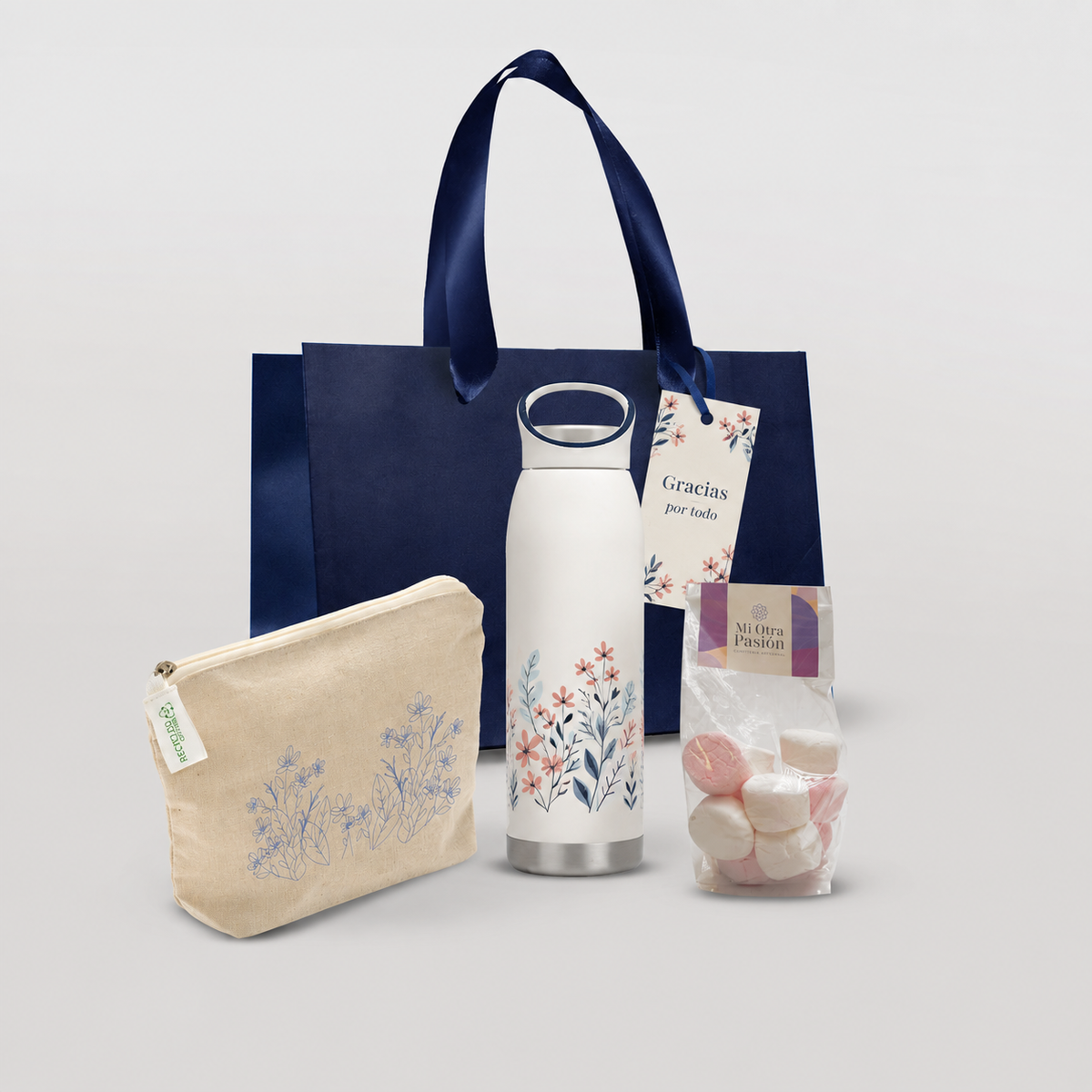Un mimo para mamá: Botella térmica personalizada, neceser de algodón reciclado y suaves marshmallows. El equilibrio entre cuidado y dulzura para tu equipo. Cotiza con Aporta Imagen.