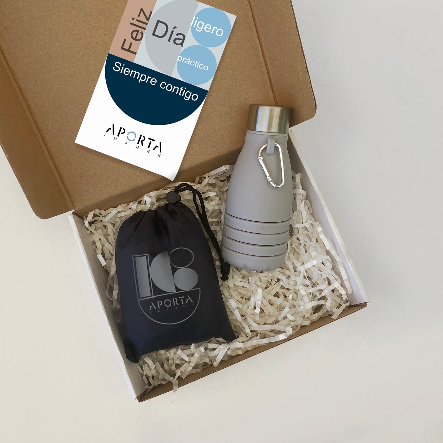 Kit sustentable con mochila 13L y botella 500ml plegables en caja kraft con tarjeta personalizada. El regalo corporativo ideal para el Día del Trabajador. ¡Cotiza hoy!