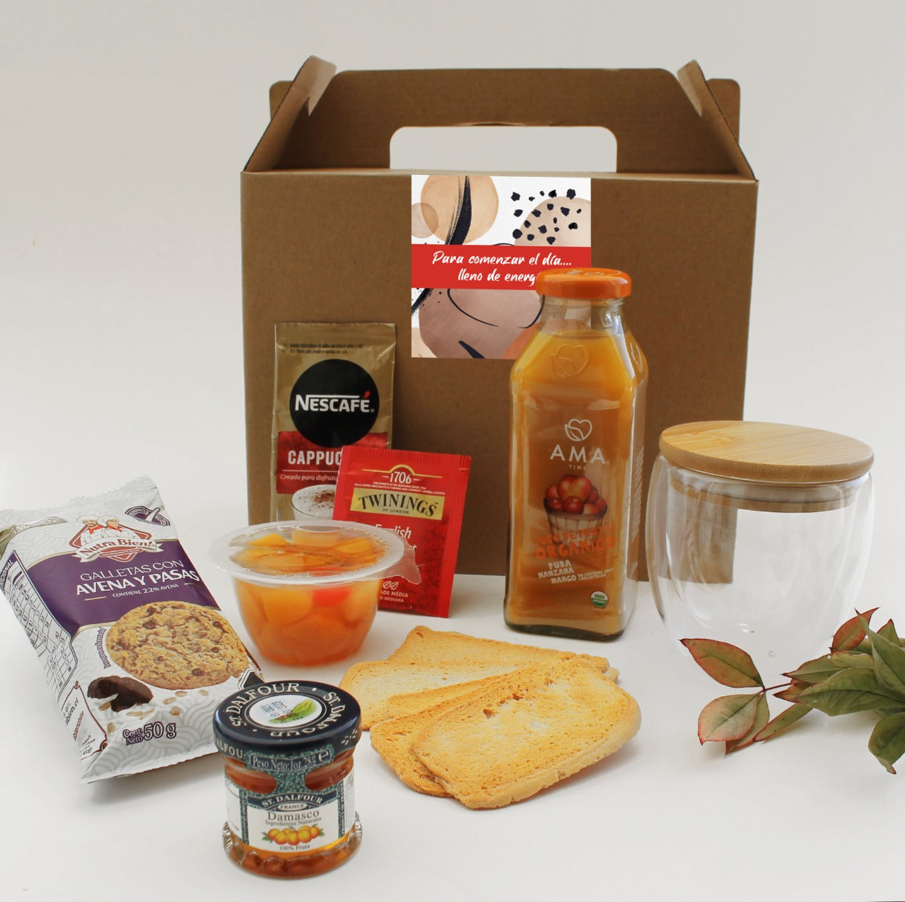 Este regalo contiene una taza doble vidrio 250 ml., jugo, café, té, tostadas, mermelada, galletas y fruta. En caja kraft con sticker personalizado.