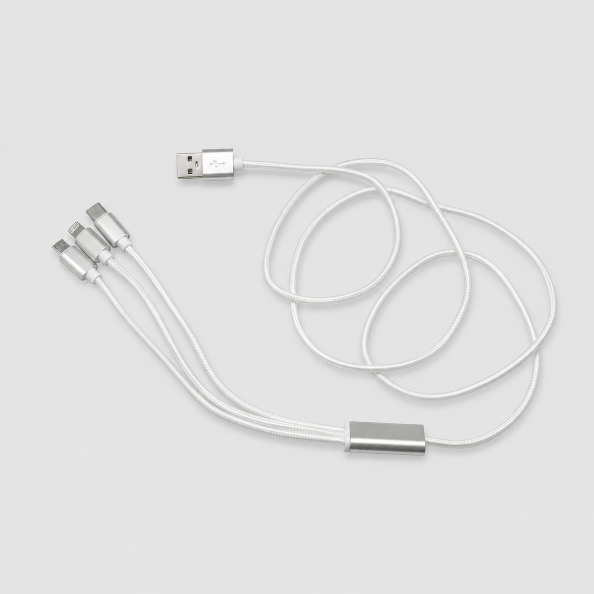 Kit Oficina Preparada con powerbank de 13.000 mAh, organizador de cables y cable multipuerto. Un regalo corporativo ideal para mantener la conectividad y la productividad ante cortes de energía e imprevistos. Cotiza con nosotros!