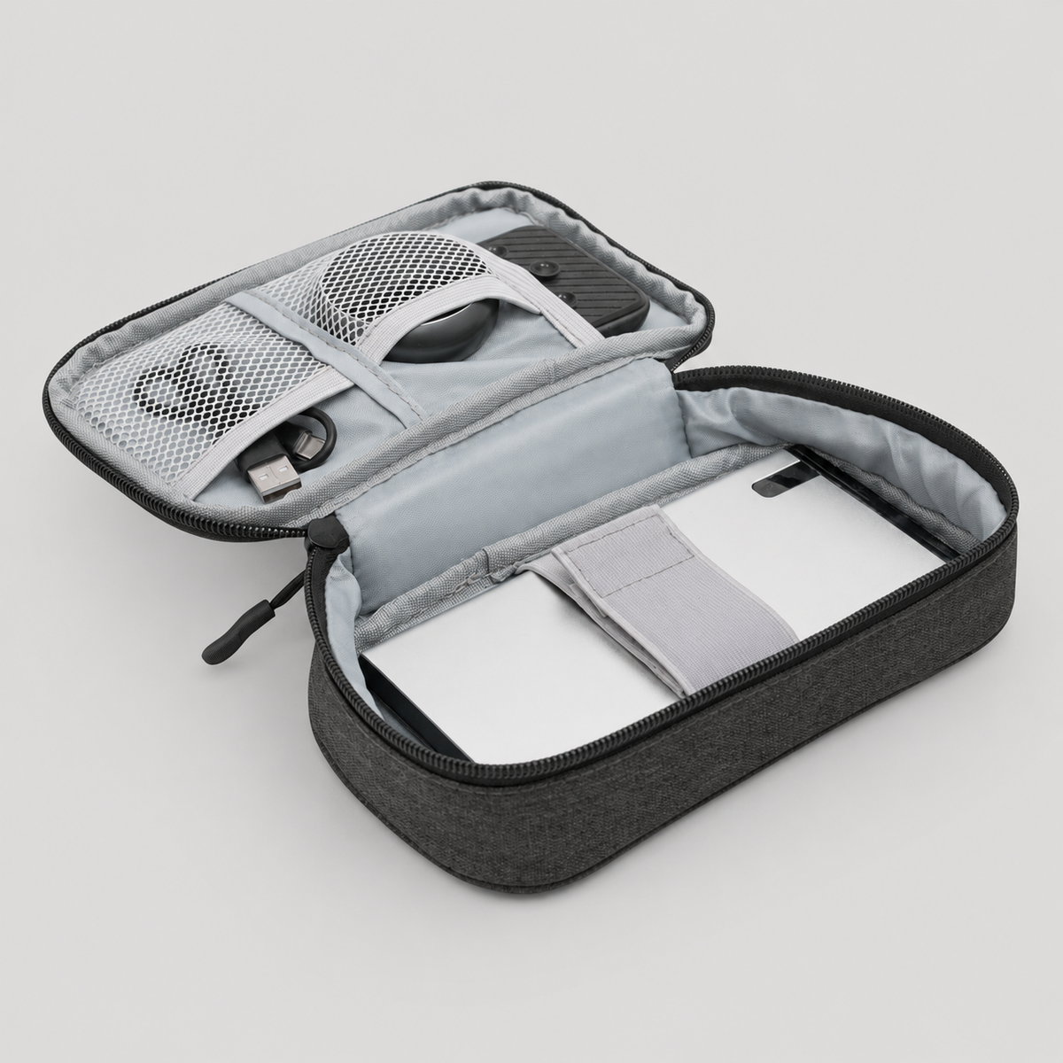 Kit Oficina Preparada con powerbank de 13.000 mAh, organizador de cables y cable multipuerto. Un regalo corporativo ideal para mantener la conectividad y la productividad ante cortes de energía e imprevistos. Cotiza con nosotros!