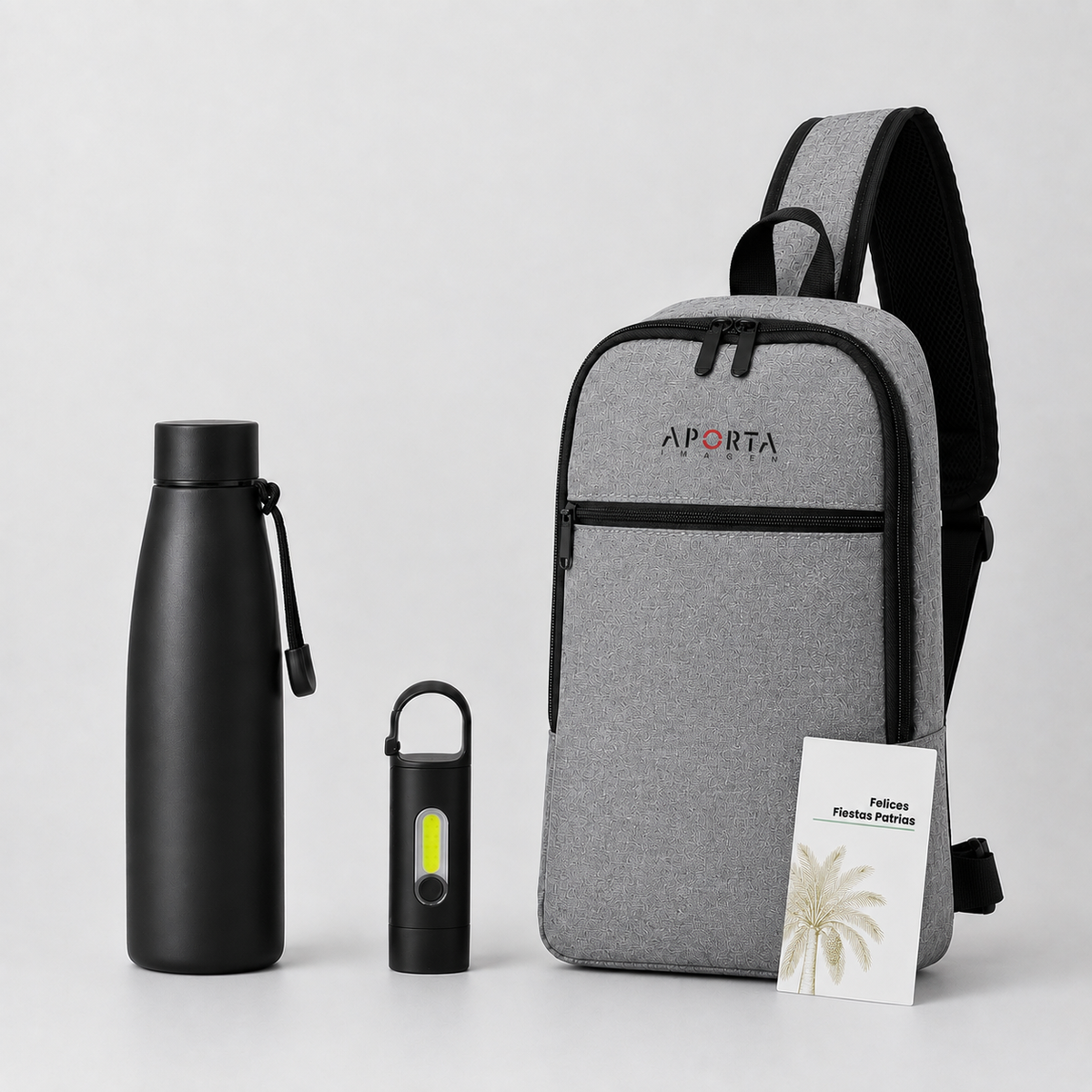 Kit outdoor con bandolera, botella térmica de acero inoxidable y linterna LED recargable. Un regalo corporativo práctico y moderno para colaboradores, clientes y eventos. Cotiza con nosotros para el regalo de fiestas patrias.