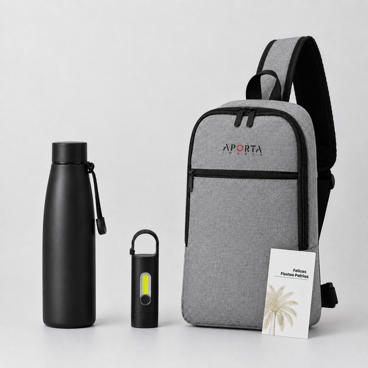 Kit outdoor con bandolera, botella térmica de acero inoxidable y linterna LED recargable. Un regalo corporativo práctico y moderno para colaboradores, clientes y eventos. Cotiza con nosotros para el regalo de fiestas patrias.