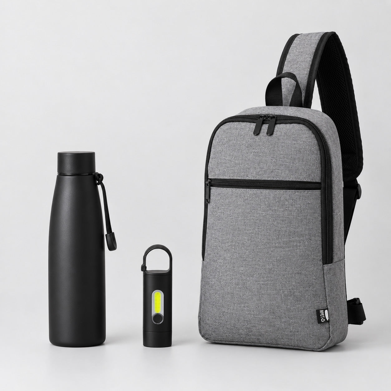 Kit outdoor con bandolera, botella térmica de acero inoxidable y linterna LED recargable. Un regalo corporativo práctico y moderno para colaboradores, clientes y eventos. Cotiza con nosotros para el regalo de fiestas patrias.