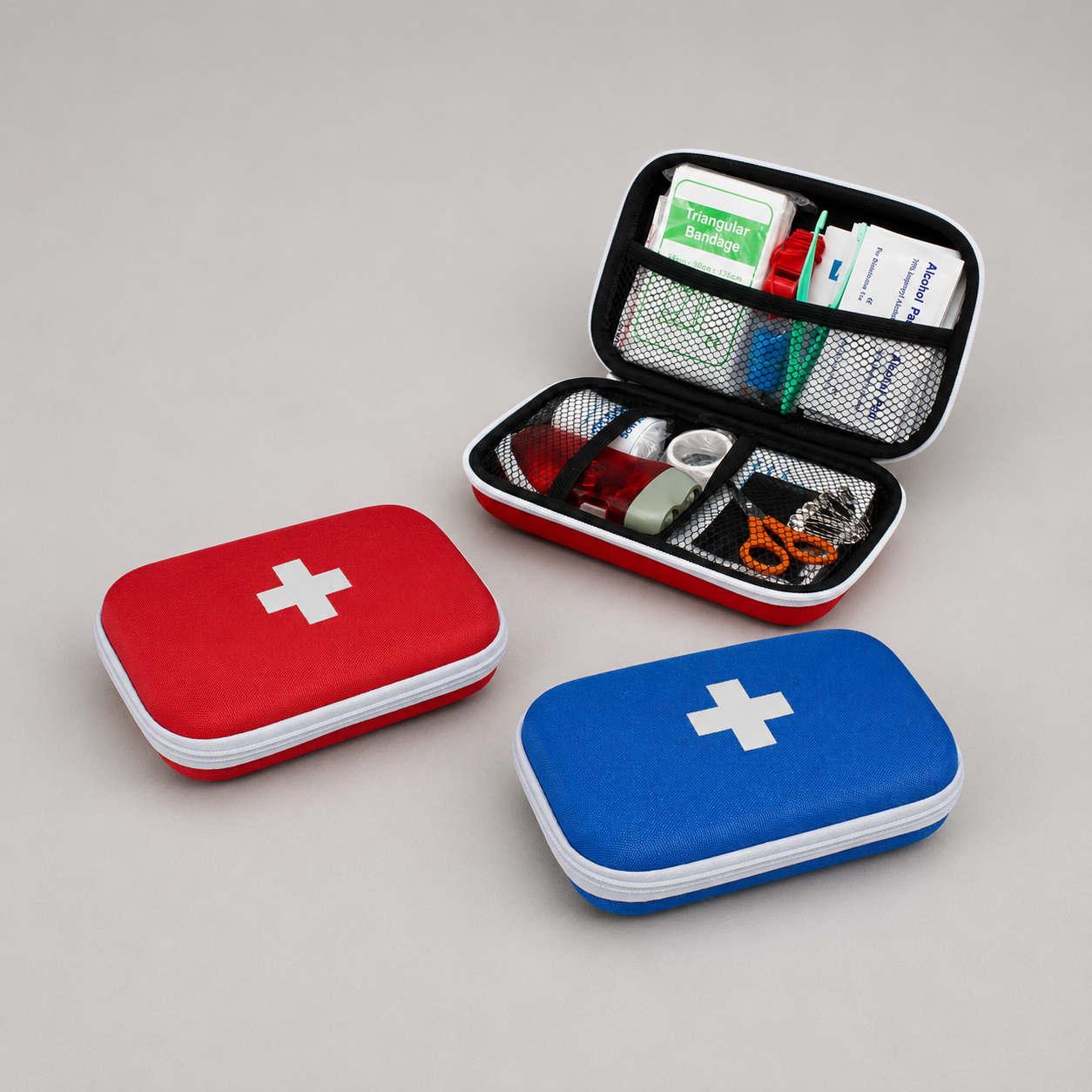 Kit de Primeros Auxilios con 49 accesorios, linterna dínamo, manta térmica, multiherramienta y estuche rígido. Un regalo corporativo ideal para promover la seguridad, la prevención y el bienestar.