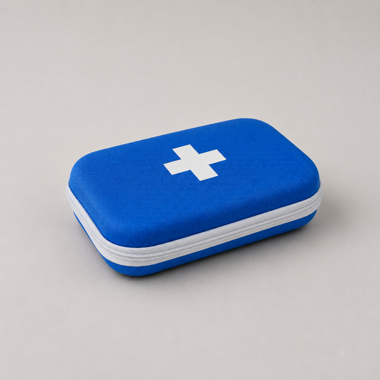 Kit de Primeros Auxilios con 49 accesorios, linterna dínamo, manta térmica, multiherramienta y estuche rígido. Un regalo corporativo ideal para promover la seguridad, la prevención y el bienestar.