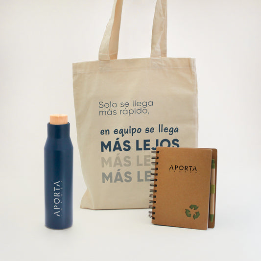 Potencia tu marca con hábitos eco-friendly. Incluye cuaderno de cartón reciclado, bolígrafo ecológico y botella térmica de acero (12h calor/24h frío). Regalo corporativo ideal para bienvenidas y bienestar. ¡Personalízalo con tu logo!