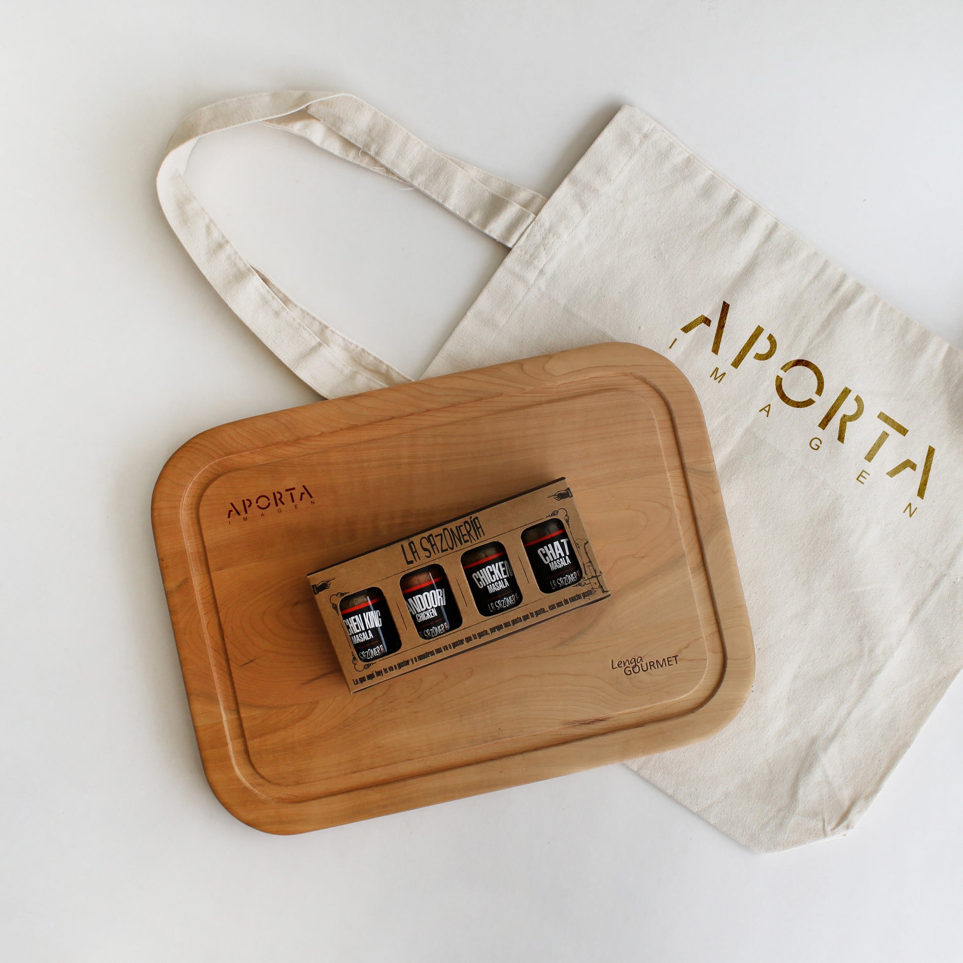 Tabla de madera natural en Lenga (39x29cm) y Mix India de La Sazonería. Un regalo artesanal con identidad chilena para el Día del Trabajador. ¡Personaliza con tu logo grabado!