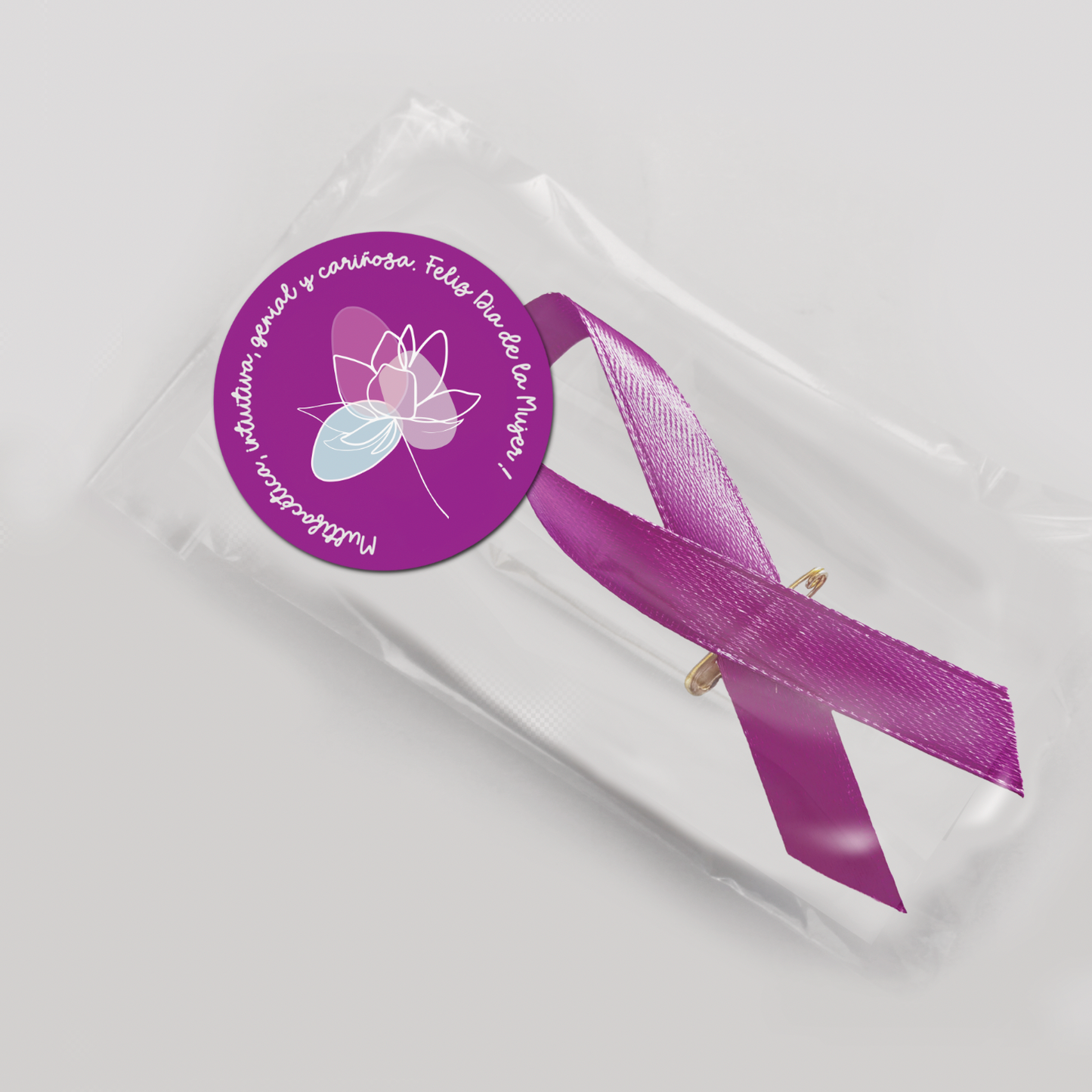 Lazo en cinta raso color morado, sujeción de alfiler de gancho como regalo corporativo
Presentado en bolsa de celofán individual.
Opcional con pegatina con mensaje de saludo y logo corporativo impreso a todo color.