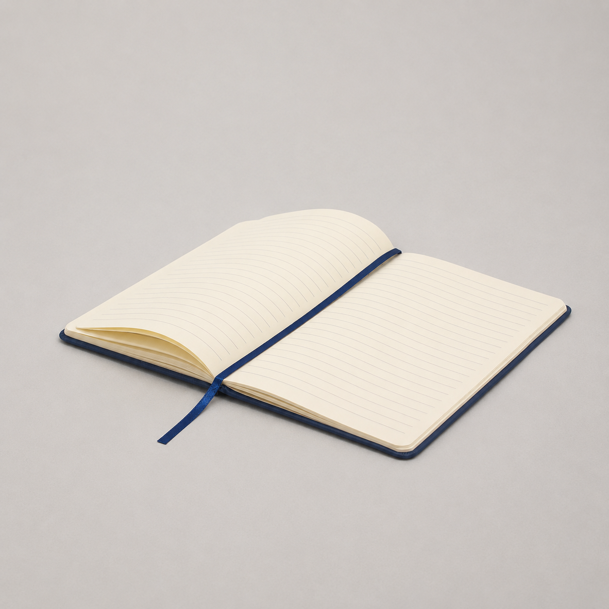 Libreta A5 con tapa dura de poliuretano acabado símil bambú, 80 hojas rayadas, cinta señaladora y banda elástica. Un regalo corporativo elegante y personalizable con logo.