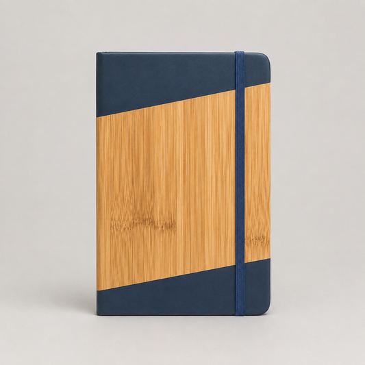 Libreta A5 con tapa dura de poliuretano acabado símil bambú, 80 hojas rayadas, cinta señaladora y banda elástica. Un regalo corporativo elegante y personalizable con logo.