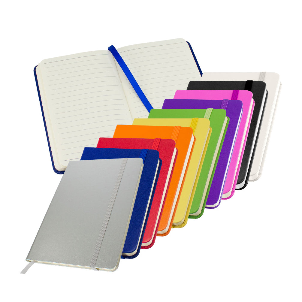 Libreta A6 modelo Colorskine con cubierta forrada, 80 hojas lineadas amarillas, banda elástica y cinta separadora al tono. Disponible en varios colores con logo impreso.