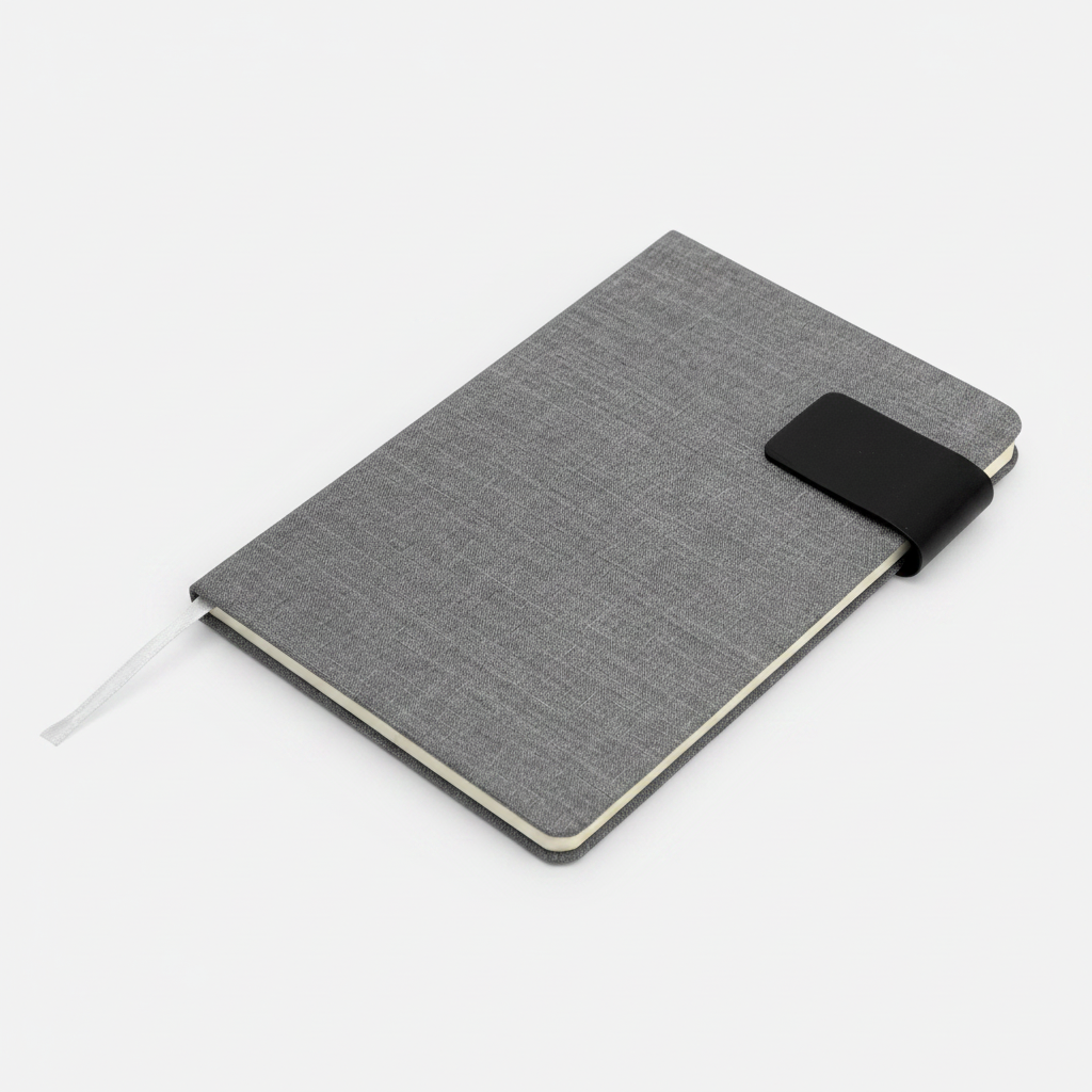Libreta premium de 80 hojas para regalos corporativos. Tapa gris con elegante cierre magnético de PU y encuadernación cosida. Calidad y distinción para sus eventos empresariales.
