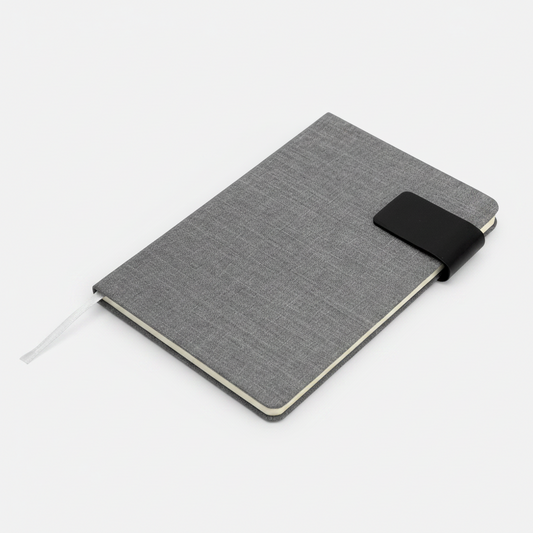 Libreta premium de 80 hojas para regalos corporativos. Tapa gris con elegante cierre magnético de PU y encuadernación cosida. Calidad y distinción para sus eventos empresariales.
