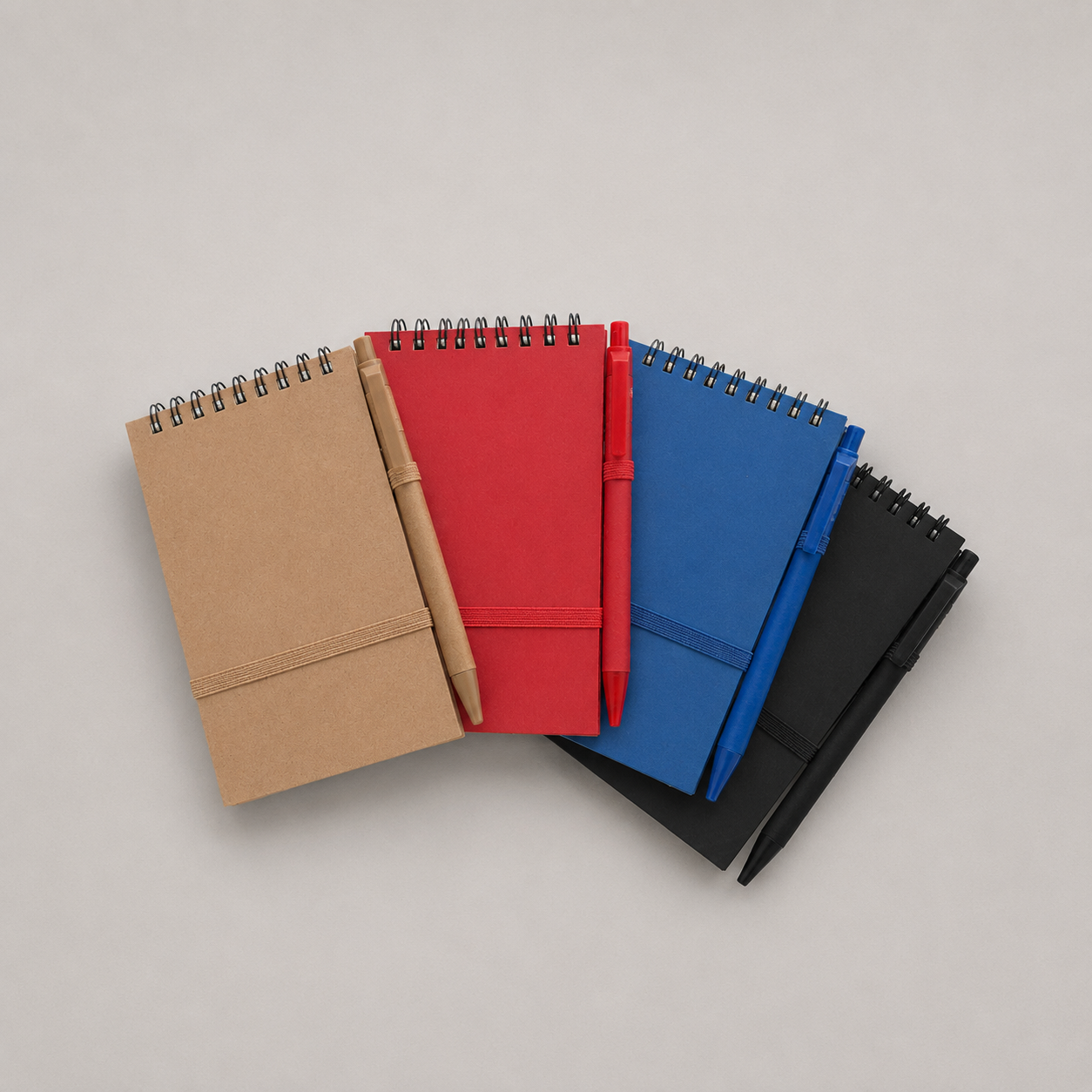 Libreta ecológica con tapas de cartón reciclado, 70 hojas blancas tipo croquera, cierre elasticado y bolígrafo incluido. Regalo corporativo sustentable y personalizable con logo corporativo. Cotiza con nosotros!