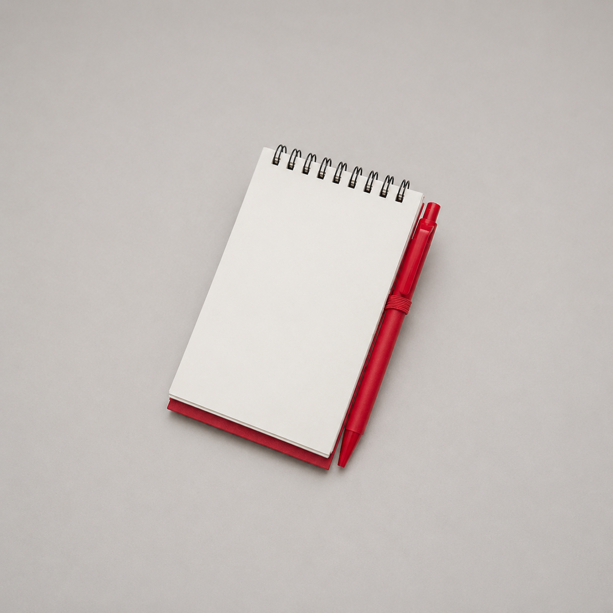 Libreta ecológica con tapas de cartón reciclado, 70 hojas blancas tipo croquera, cierre elasticado y bolígrafo incluido. Regalo corporativo sustentable y personalizable con logo corporativo. Cotiza con nosotros!