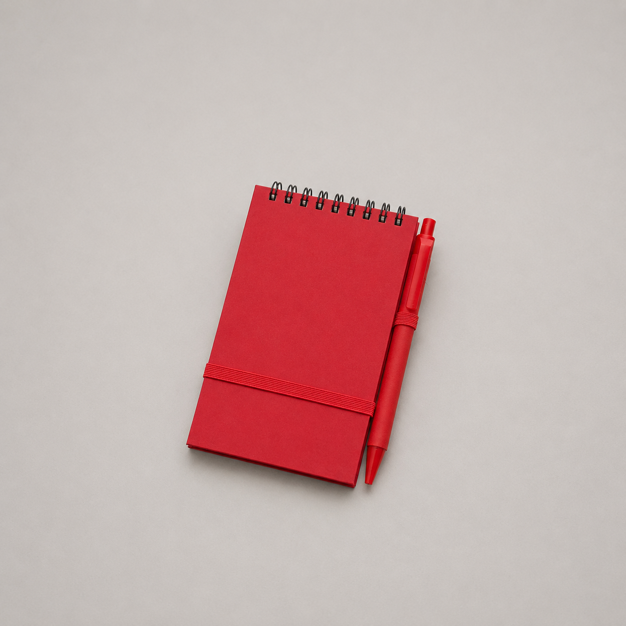 Libreta ecológica con tapas de cartón reciclado, 70 hojas blancas tipo croquera, cierre elasticado y bolígrafo incluido. Regalo corporativo sustentable y personalizable con logo corporativo. Cotiza con nosotros!