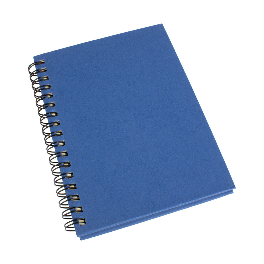 Libreta ecológica con tapas de cartón reciclado, 80 hojas lineadas y prepicadas de papel reciclado y anillado metálico doble cero. Personalizable con logo.