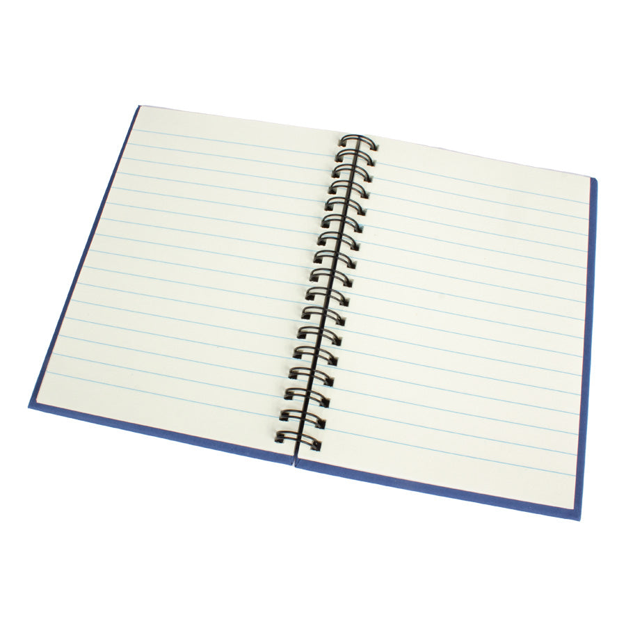 Libreta ecológica con tapas de cartón reciclado, 80 hojas lineadas y prepicadas de papel reciclado y anillado metálico doble cero. Personalizable con logo.