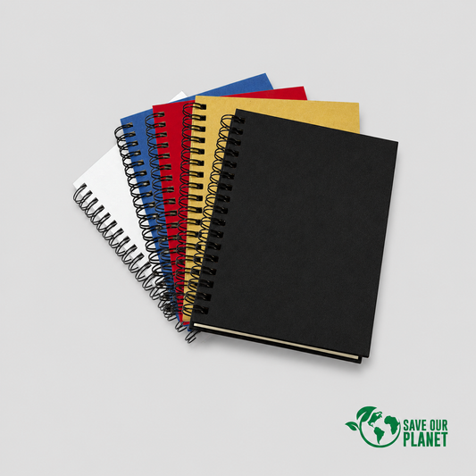 Libreta ecológica con tapas de cartón reciclado, 80 hojas lineadas y prepicadas de papel reciclado y anillado metálico doble cero. Personalizable con logo.