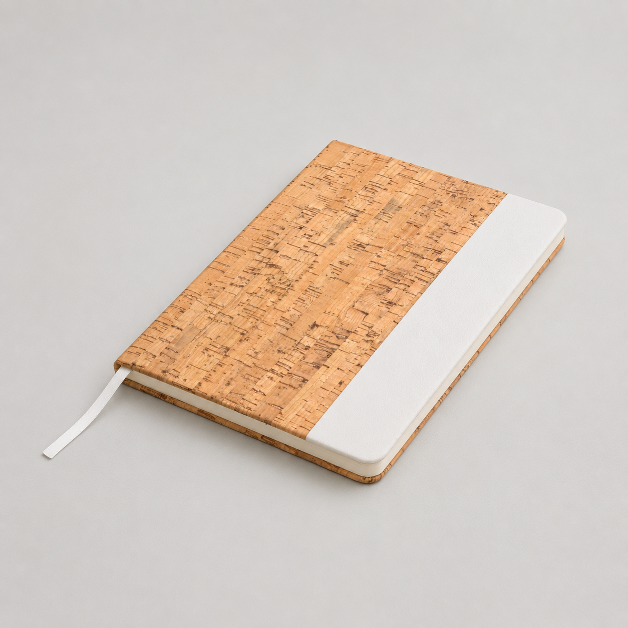 Libreta con tapa de corcho y poliuretano, 80 hojas rayadas y cinta señaladora. Disponible en 4 colores. Un regalo corporativo práctico, elegante y personalizable con el logo de tu empresa.