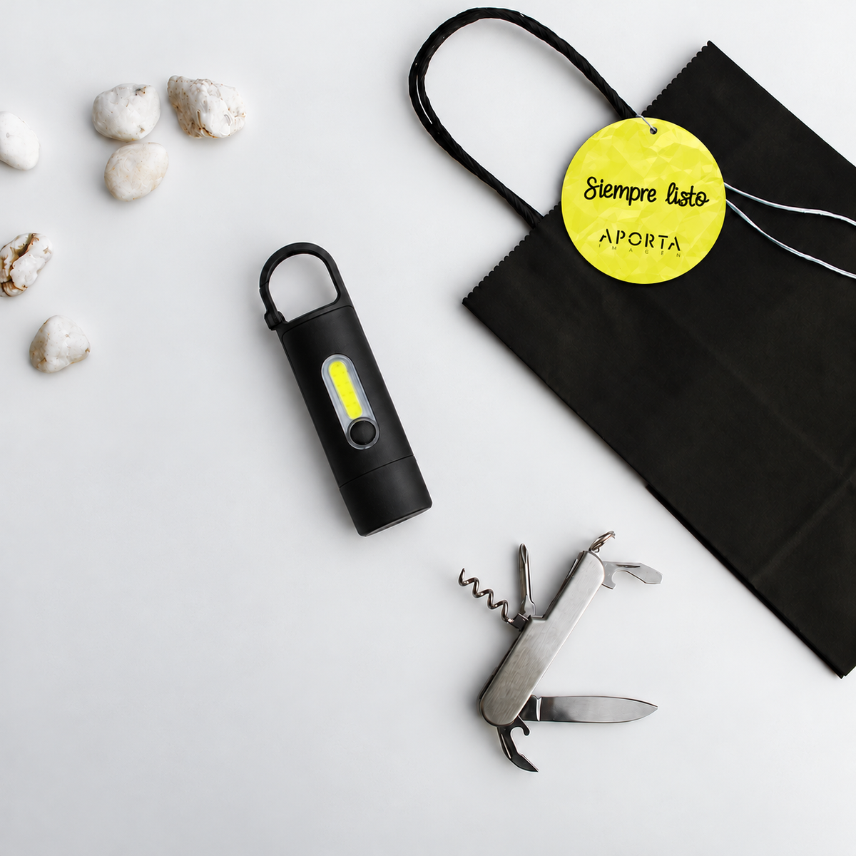 Linterna portátil recargable con mosquetón, luz de emergencia, 3 intensidades de iluminación y cortaplumas de acero inoxidable con 5 funciones. Logo corporativo opcional. El regalo práctico ideal para el Día del Padre.