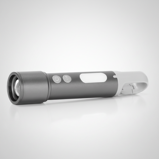 Descubre la linterna táctica recargable de aluminio de 20W y 1000 lúmenes. Con 15 funciones, foco regulable, luz roja lateral, puerto USB-C y kit de filtros de colores. ¡Perfecta para camping, seguridad y emergencias. Ideal para el día del padre. Cotiza con nosotros!