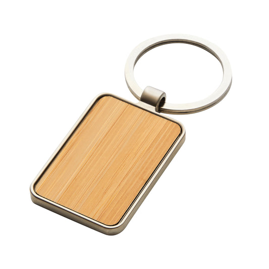 Llavero rectangular de bambú natural barnizado con estructura de zinc brillante. Un regalo corporativo elegante, natural y funcional. ¡Cotiza con tu logo aquí!