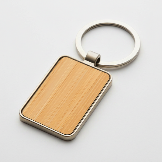 Llavero rectangular de bambú natural barnizado con estructura de zinc brillante. Un regalo corporativo elegante, natural y funcional. ¡Cotiza con tu logo aquí!