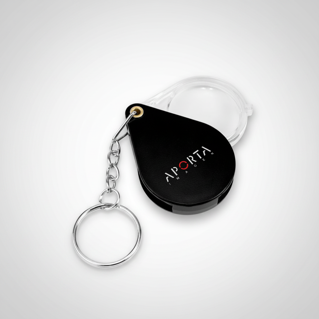 Llavero plástico con lupa, práctico y liviano para uso diario. Disponible en varios colores y personalizable con logo para regalos corporativos o promociones.