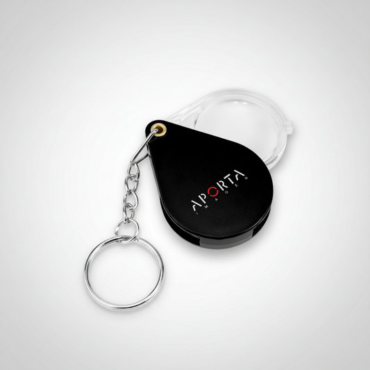 Llavero plástico con lupa, práctico y liviano para uso diario. Disponible en varios colores y personalizable con logo para regalos corporativos o promociones.