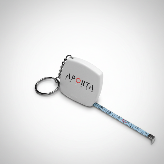 Llavero con huincha de medir metálica rígida de 1 metro, práctico y funcional para uso diario. Disponible en varios colores y personalizado con logo corporativo.
