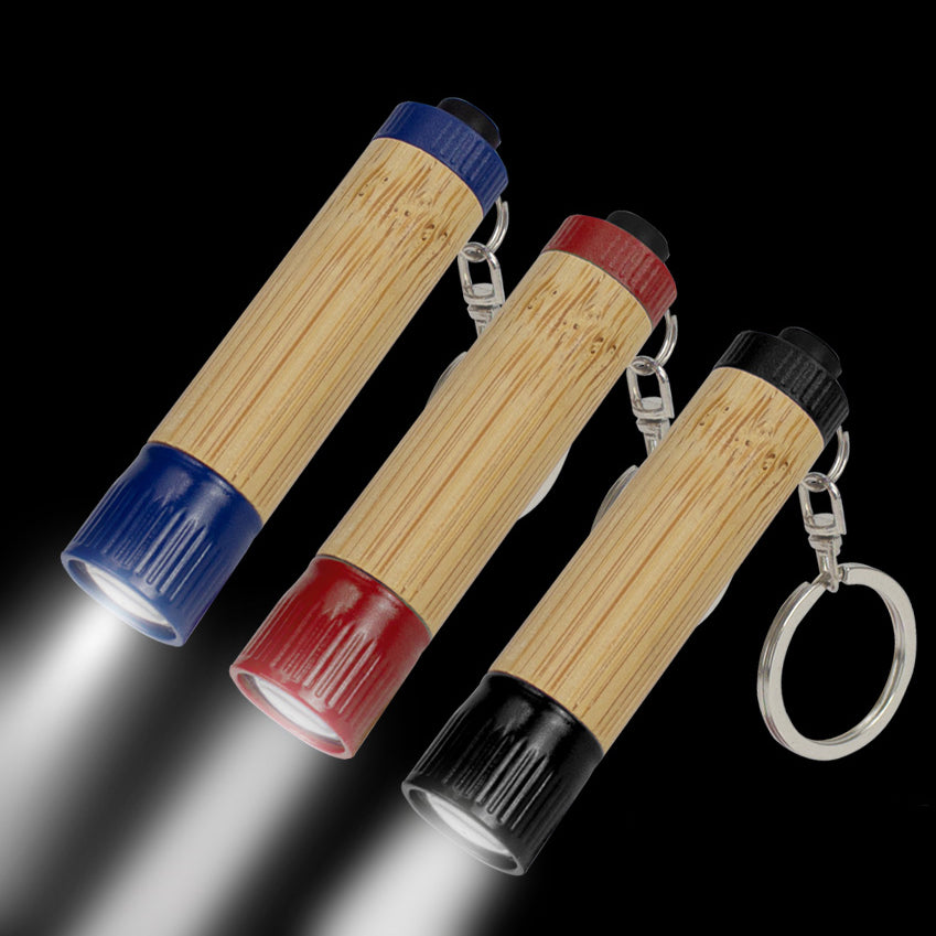 Llavero linterna LED con cuerpo de bamboo y terminales plásticos de colores. Práctico, ecológico y personalizable con logo corporativo para regalos corporativos.