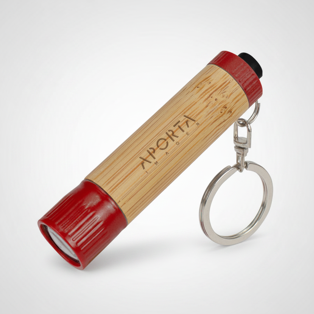 Llavero linterna LED con cuerpo de bamboo y terminales plásticos de colores. Práctico, ecológico y personalizable con logo corporativo para regalos corporativos.
