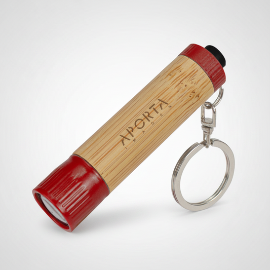 Llavero linterna LED con cuerpo de bamboo y terminales plásticos de colores. Práctico, ecológico y personalizable con logo corporativo para regalos corporativos.