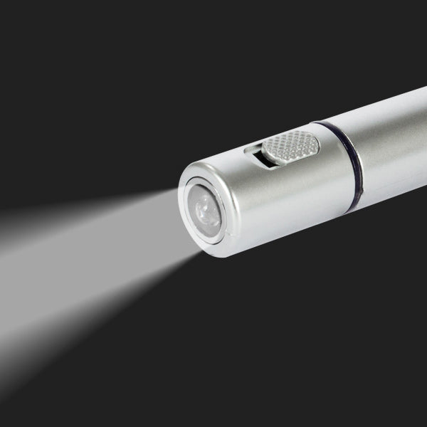 Llavero linterna LED color plata, compacto y práctico para uso diario. Incluye pila botón y personalización con logo para regalos corporativos.