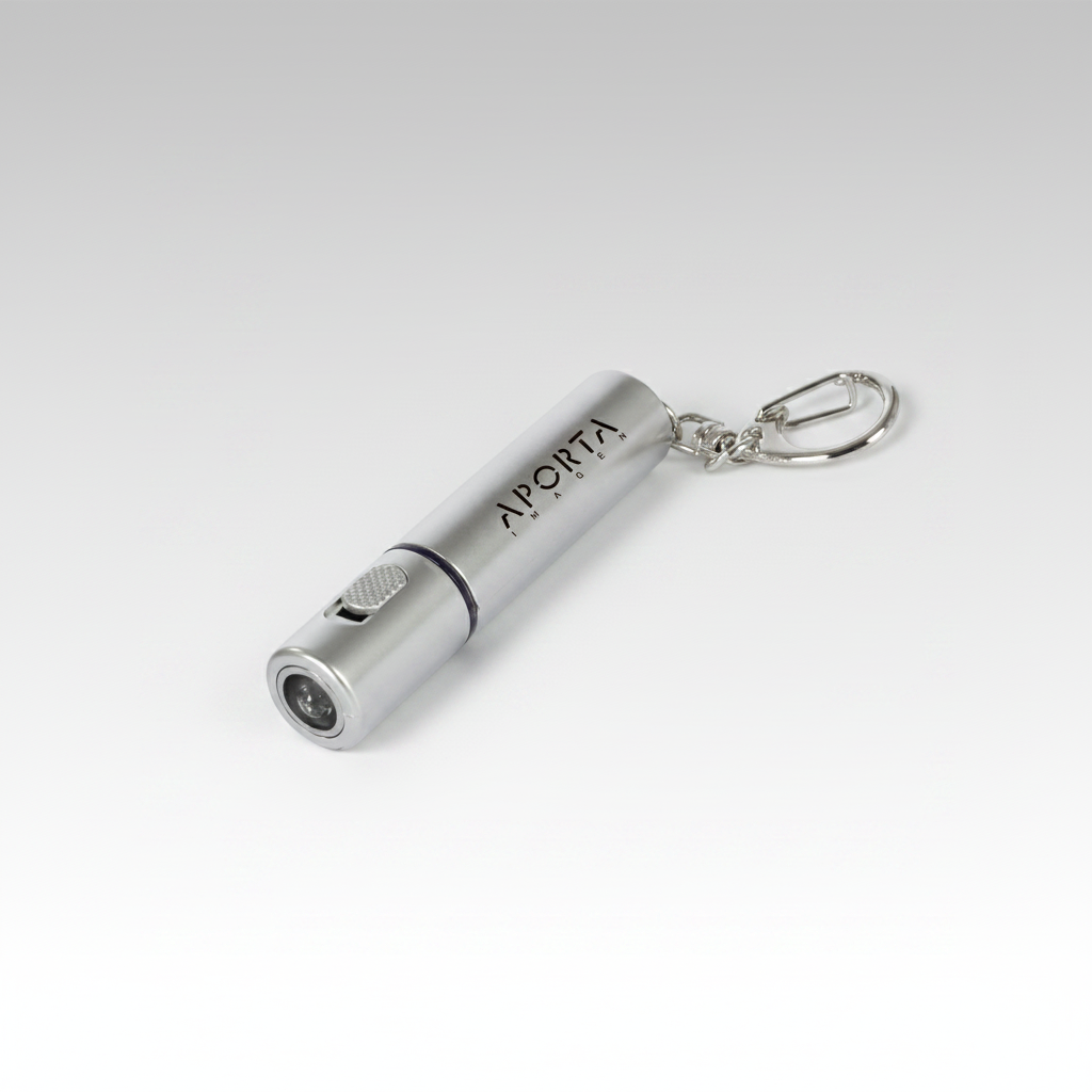 Llavero linterna LED color plata, compacto y práctico para uso diario. Incluye pila botón y personalización con logo para regalos corporativos.