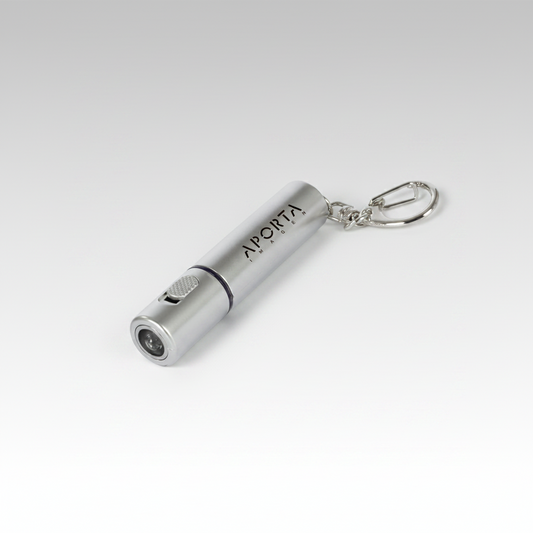 Llavero linterna LED color plata, compacto y práctico para uso diario. Incluye pila botón y personalización con logo para regalos corporativos.